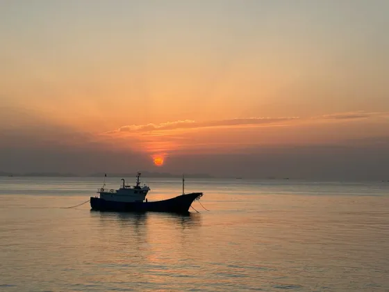 大陈岛：夕阳下的海面与船只